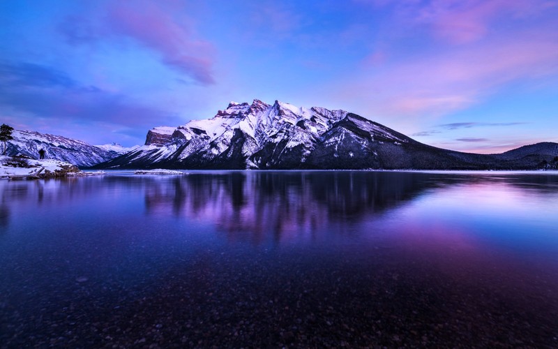 Вид на горный массив с озером и пурпурным небом (озеро морейн, банф, banff, озеро, гора)