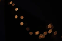 Luzes bokeh encantadoras na escuridão da meia-noite