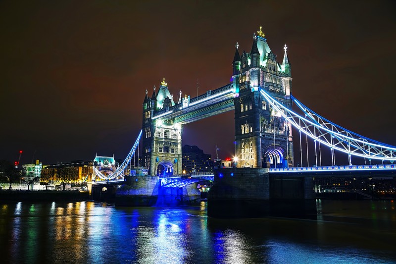 Освещенный мост ночью над водой (tower bridge, лондонский мост, london bridge, мост, ночь)