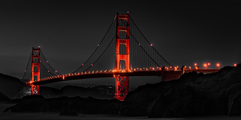 Крупный план моста с огнями на нем ночью (мост золотые ворота, golden gate bridge, ночь, монохром, тёмный фон)