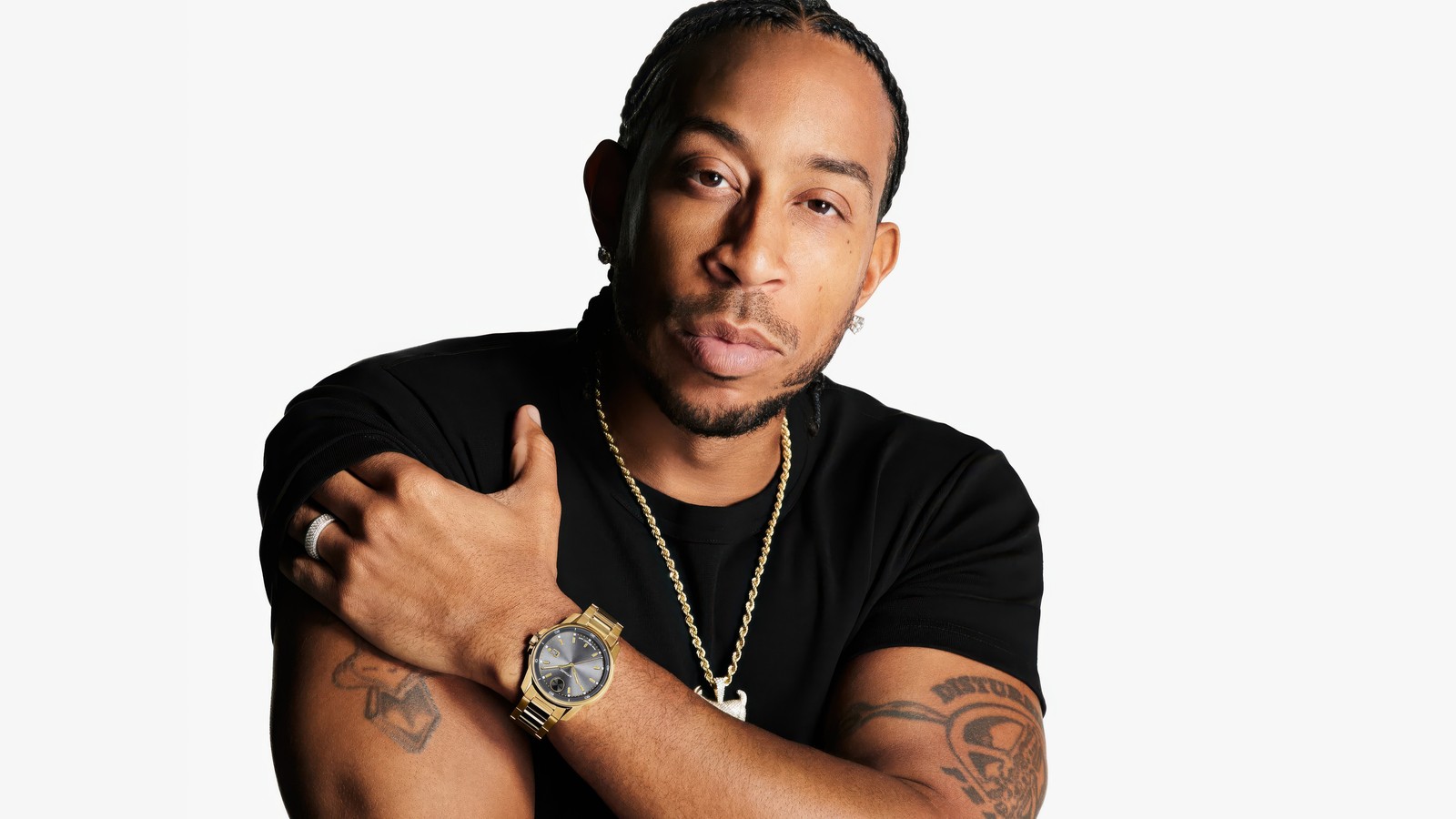 Un homme avec une montre et une chaîne au poignet (ludacris, rappeur américain, fond blanc, gros plan, acteur américain)