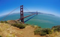 Golden Gate Bridge, der sich über die Bucht mit Küstenvorsprung erstreckt