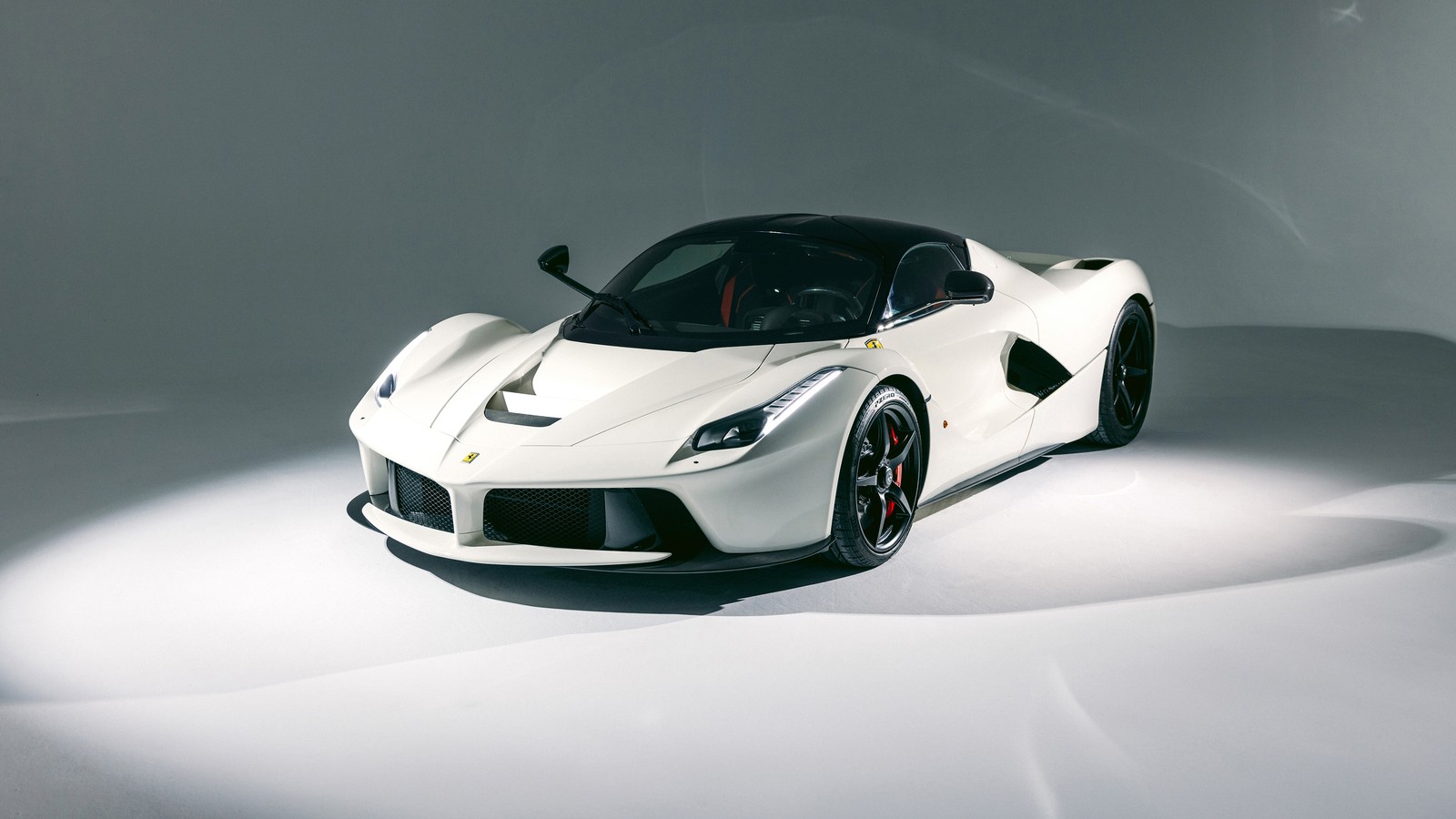 Un primer plano de un coche deportivo blanco sobre una superficie blanca (laferrari, coches blancos, coches deportivos, coches, fondo de pantalla 4k)