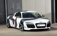 Кастомизированный Audi R8 с ярким камуфляжным дизайном и улучшениями производительности.