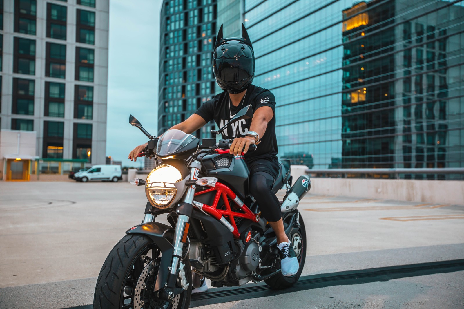 Un hombre árabe con casco montando una motocicleta en la ciudad (motocicleta, motociclismo, especialista, coche, helicóptero)