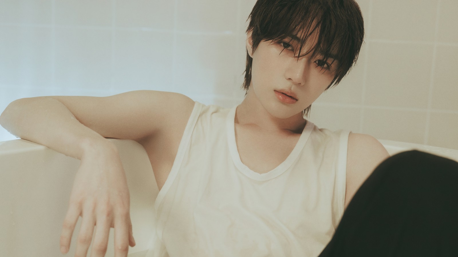 Arabischer mann in einem weißen tanktop sitzt in einer badewanne (txt, kpop, 투모로우바이투게더, tomorrow x together, k pop)