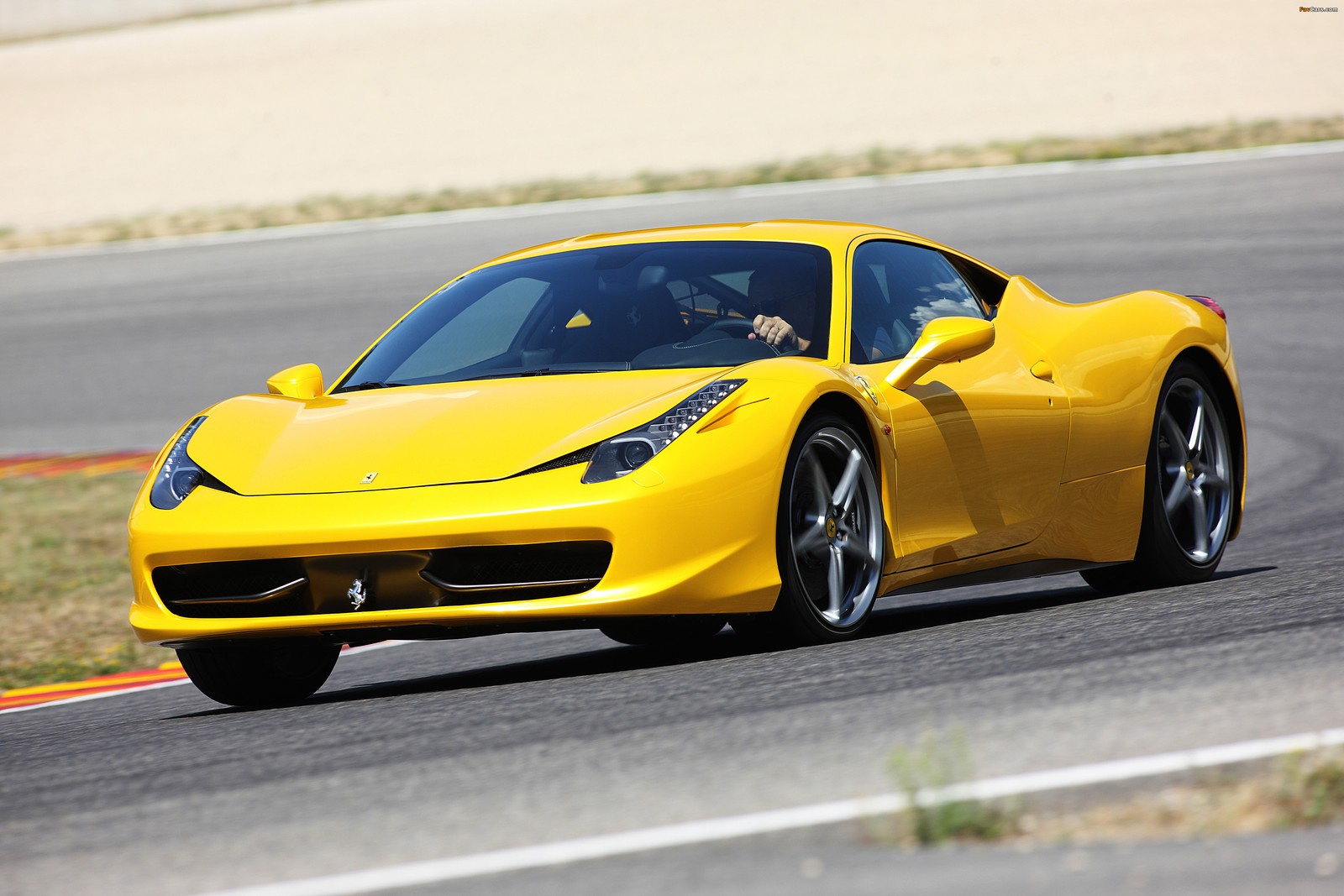 Un primer plano de un coche deportivo amarillo conduciendo en una pista (ferrari 458, coche, ferrari f430, coche deportivo, supercoche)