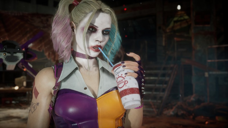 Арафед, одетый как женский шут, пьющий газировку (harley quinn, кэсси кейдж, cassie cage, mortal kombat 11, mk11)