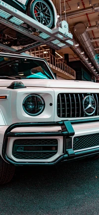 Stylischer Mercedes G-Klasse mit markanter Kühlergrill und auffälliger Fahrzeugbeleuchtung.