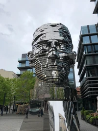 Zeitgenössische Skulptur in Prag: Das ikonische Kopfmonument