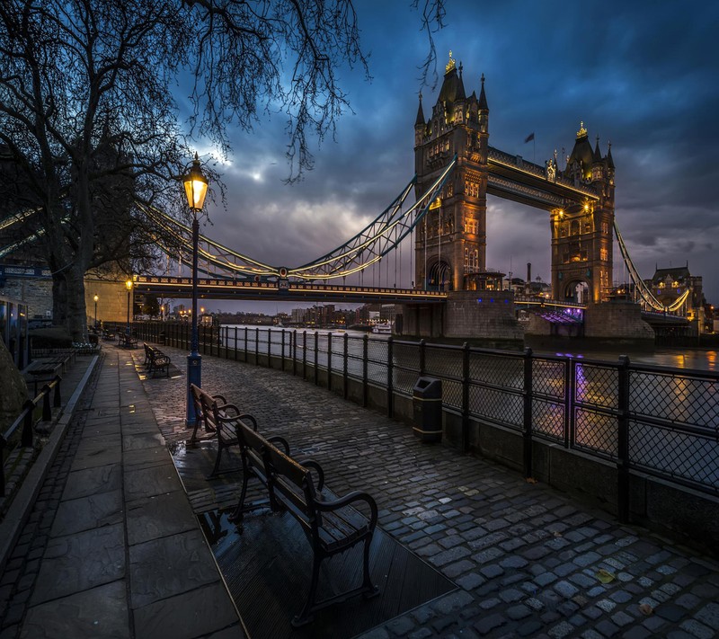 Вид сверху на мост с скамейкой и уличным фонарем (лондон, london, обои)