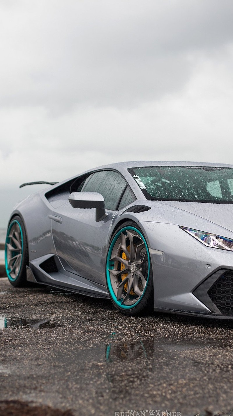 Крупный план серебристого ламборгини, припаркованного на парковке (машина, huracan lamborghini, диски)