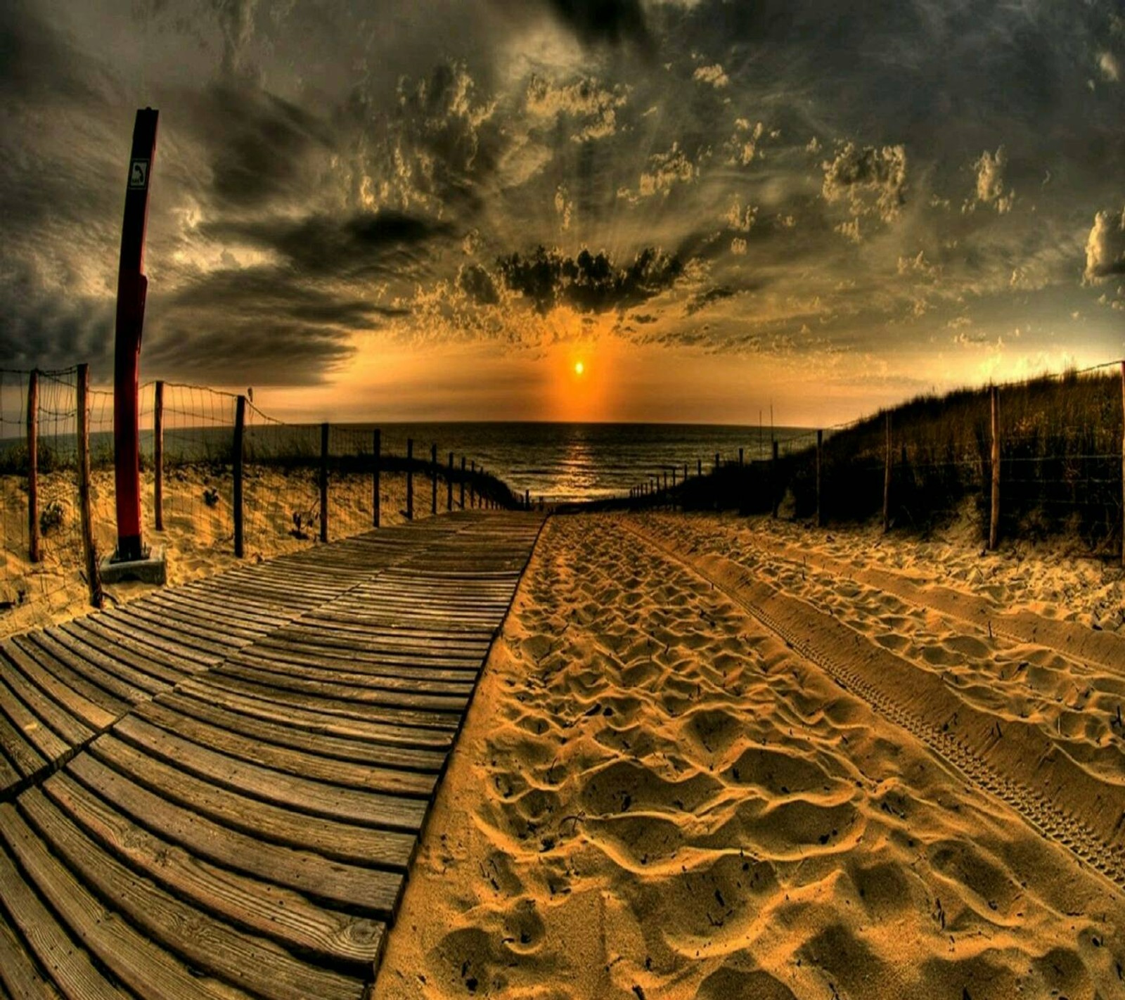 Vue aérienne d'une plage avec un chemin en bois menant à l'océan (génial, amour)