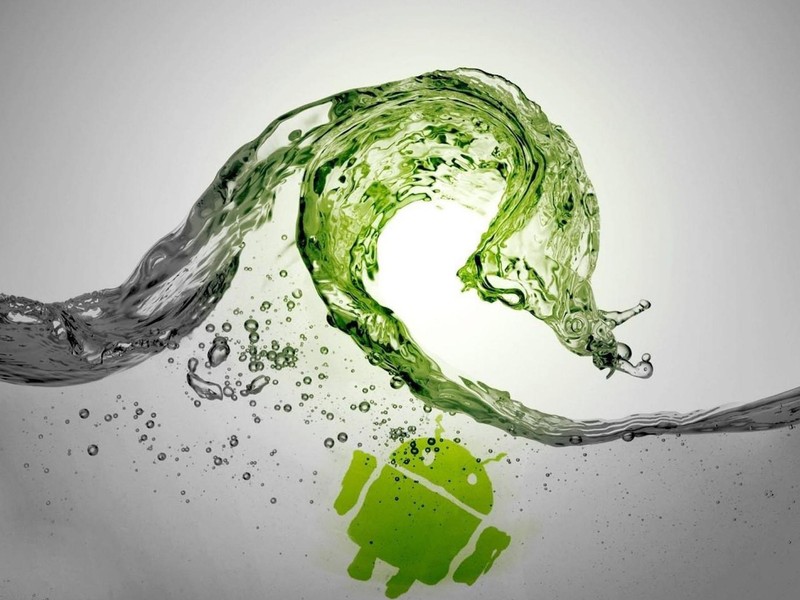 Близкий план зеленого логотипа android с брызгами воды на нем (android, samsung)