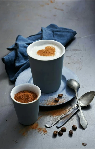 Azúcar en forma de corazón en café con leche con polvo de cacao