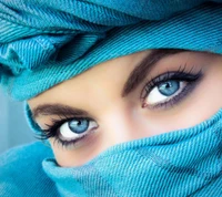 Ojos azules hipnotizantes envueltos en elegancia turquesa