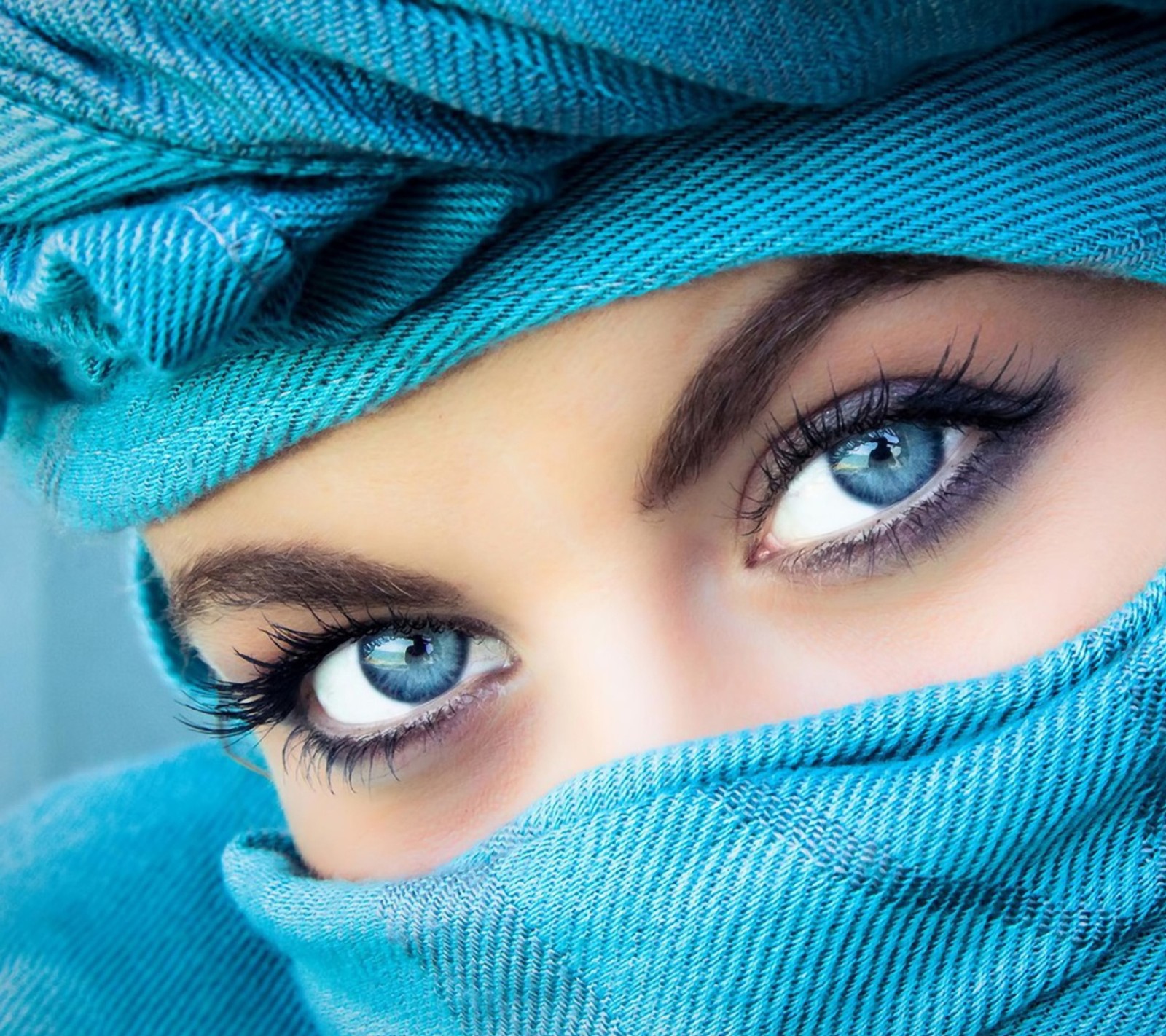 Un primer plano de una mujer con ojos azules y una bufanda azul (chica hermosa, ojos azules, ojos, fondo de pantalla hd)