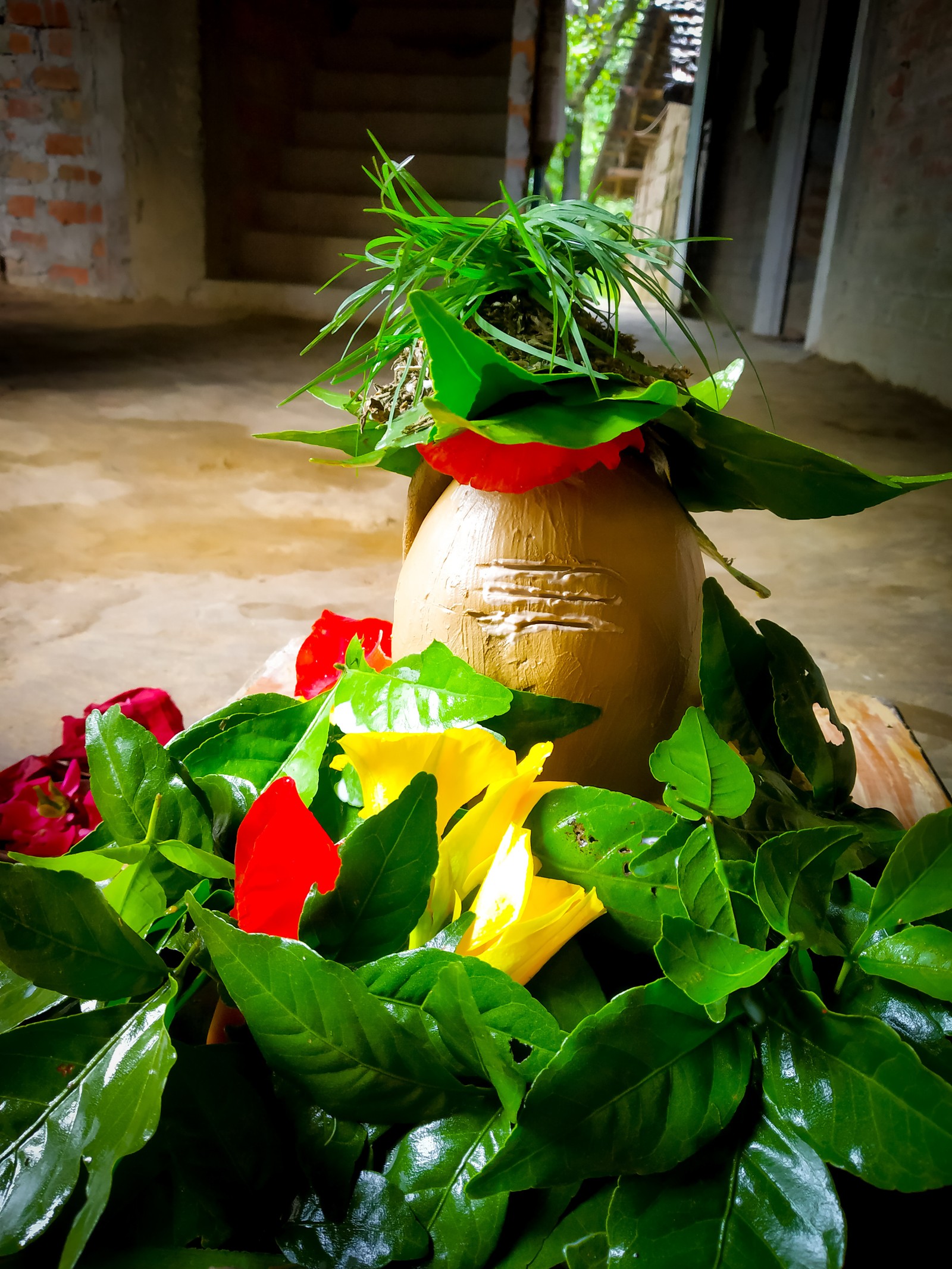 Hay un jarrón con flores y hojas sobre una mesa (baba, bholebaba, bholenath, margarita, flores)