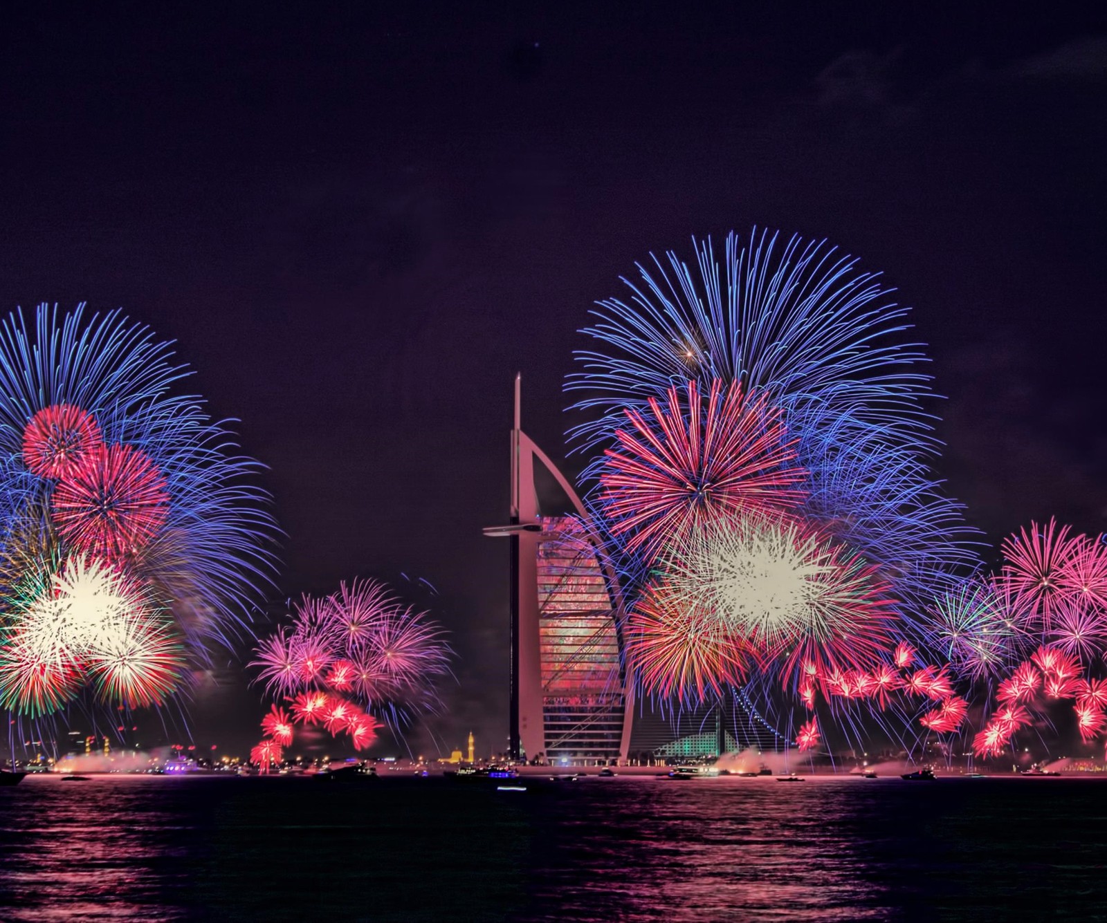 Feuerwerke erleuchten den himmel über einer stadtsilhouette (burj dubai, dubai turm, eve, feuerwerk, neues jahr)