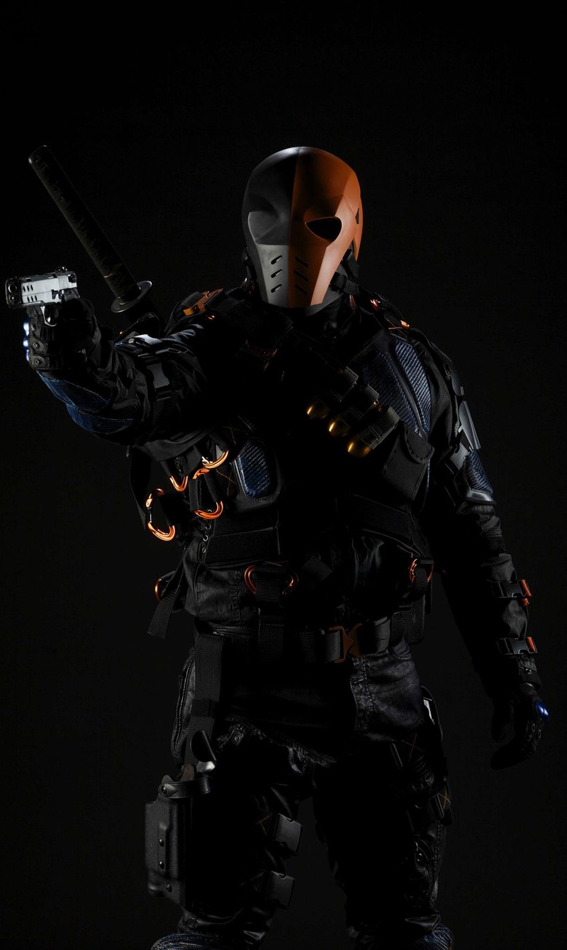 Араб в черном костюме с пистолетом и шлемом (стрела, смертельный удар, deathstroke)