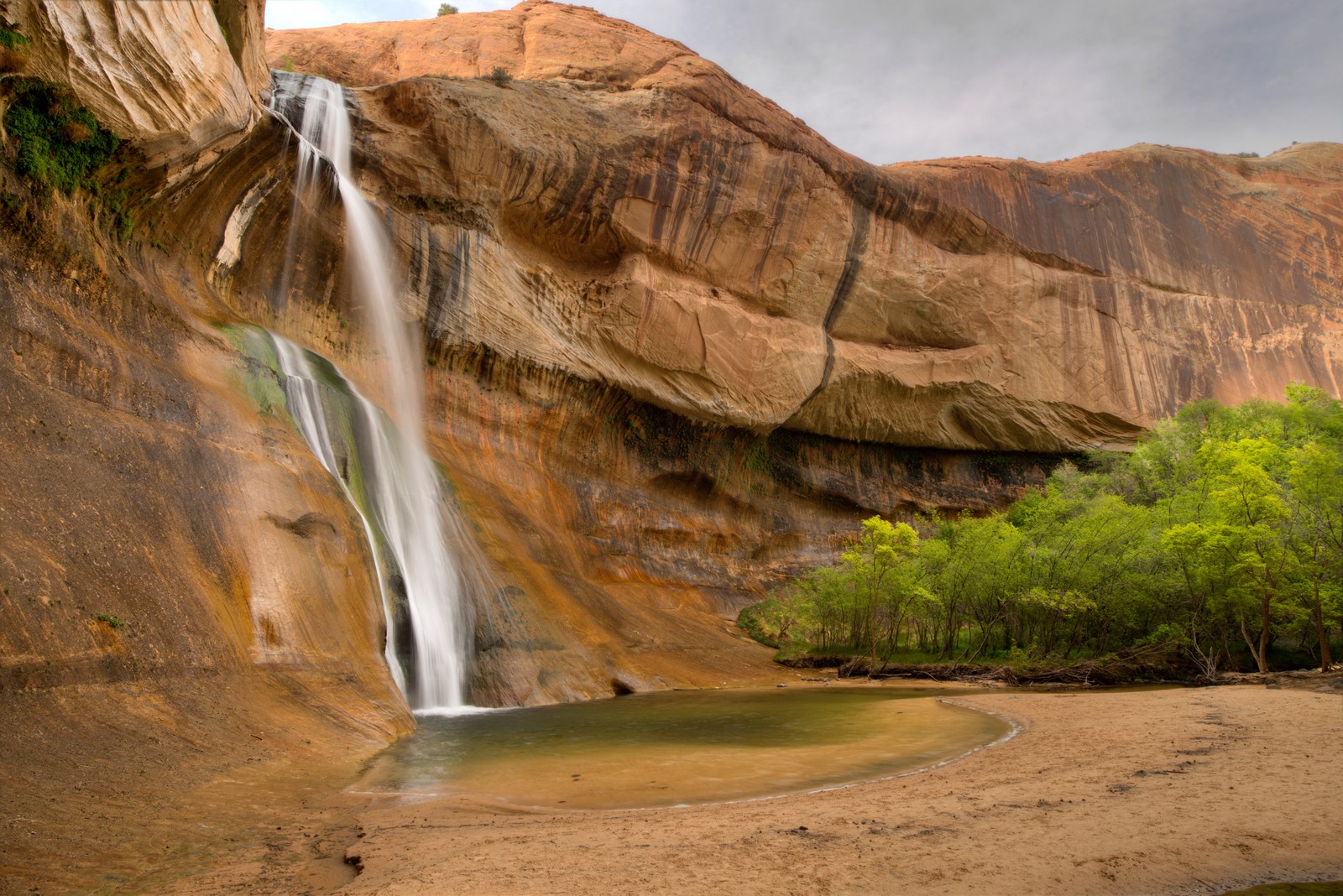 Cachoeira desfocada em um cânion com uma pequena piscina no meio (cachoeira, parque nacional, água, recursos hídricos, ecorregião)