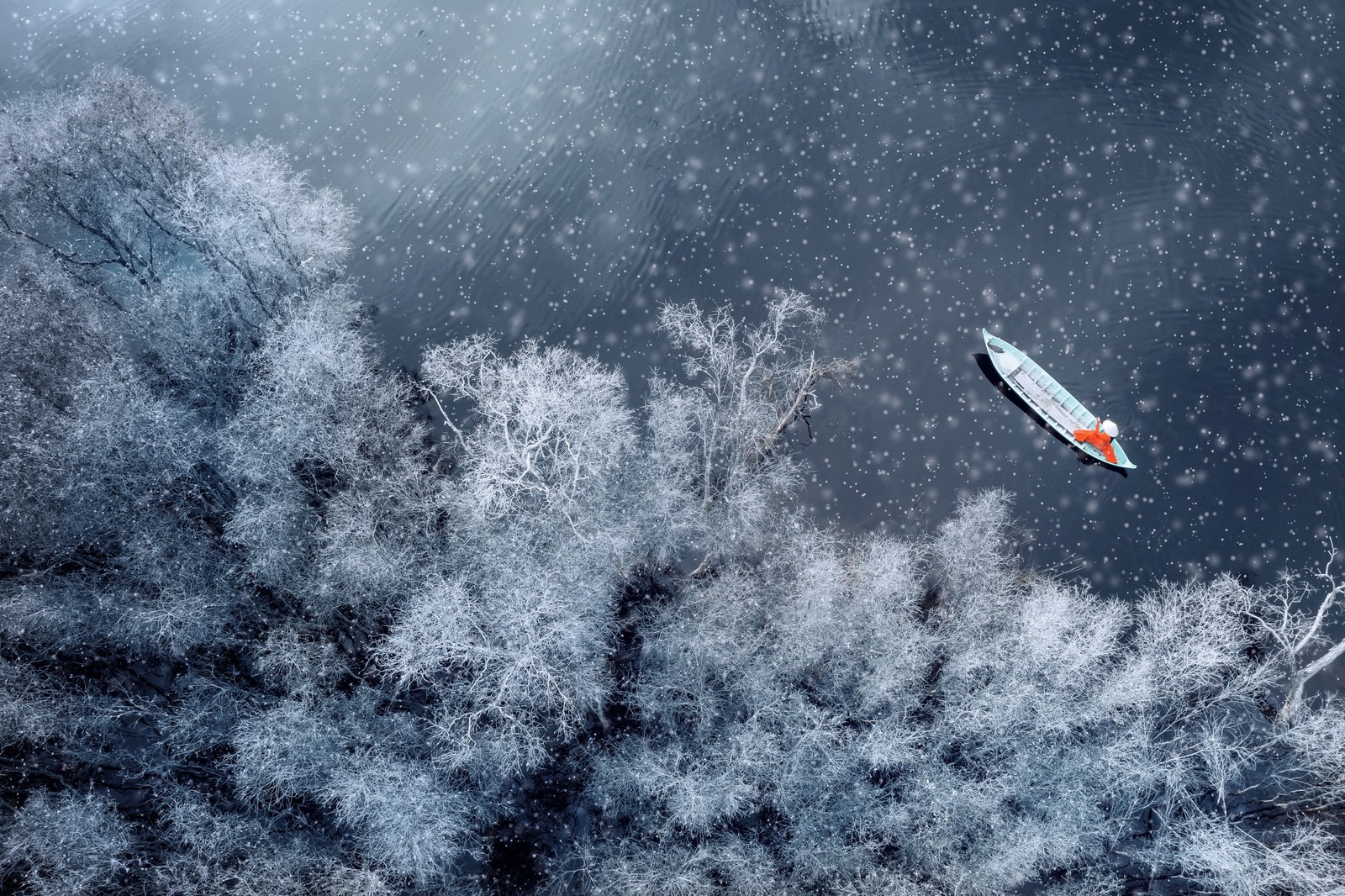 Il y a un bateau qui flotte dans l'eau près de quelques arbres (nuage, atmosphère, espace, ciel, smartphone)