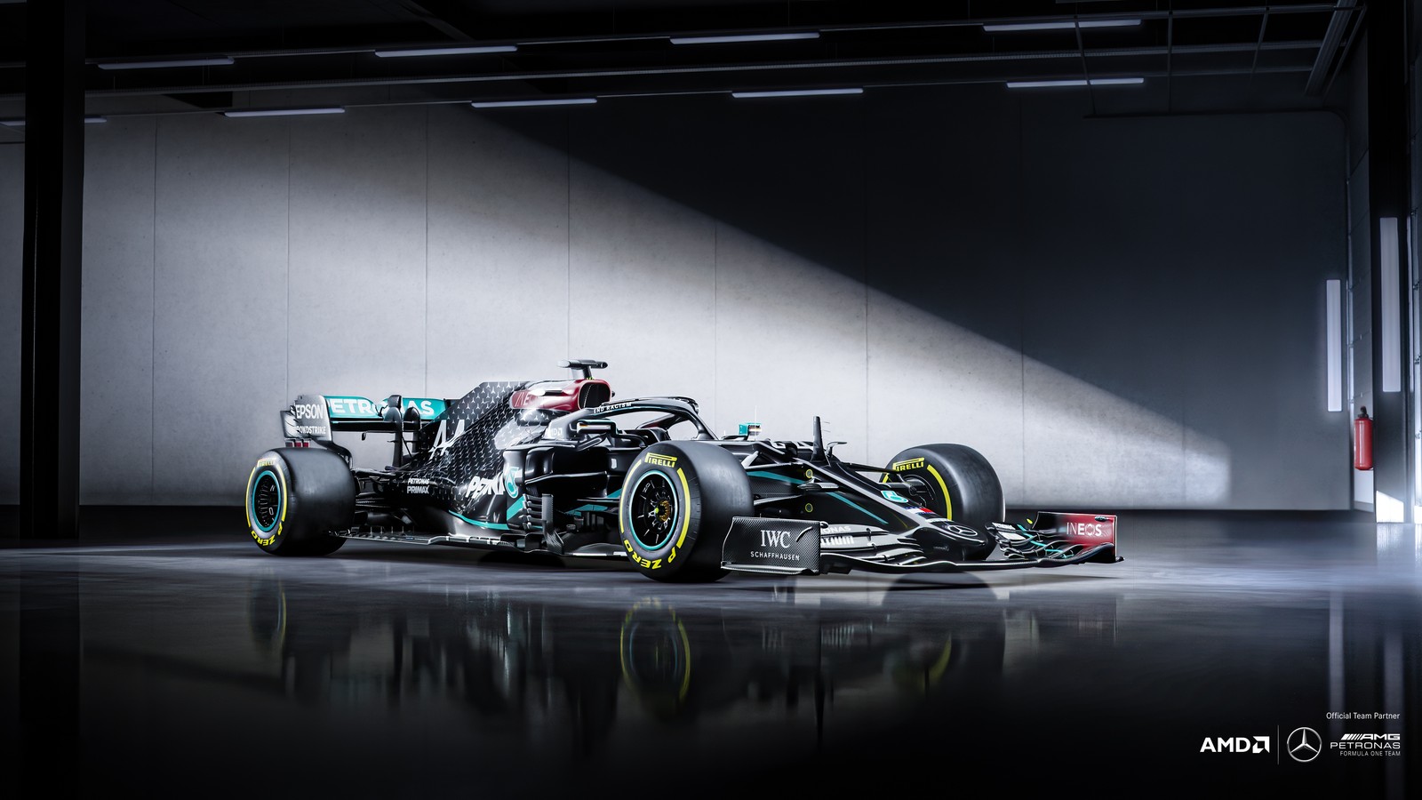 Das mercedes-formelauto ist in einer dunklen garage zu sehen (mercedes amg f1 w11 eq performance, formel e rennwagen, formel 1 autos, autos, 4k hintergrund)