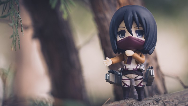 Крупный план игрушечной фигурки девочки с оружием (mikasa ackerman, армин арлерт, armin arlert, леви, levi)