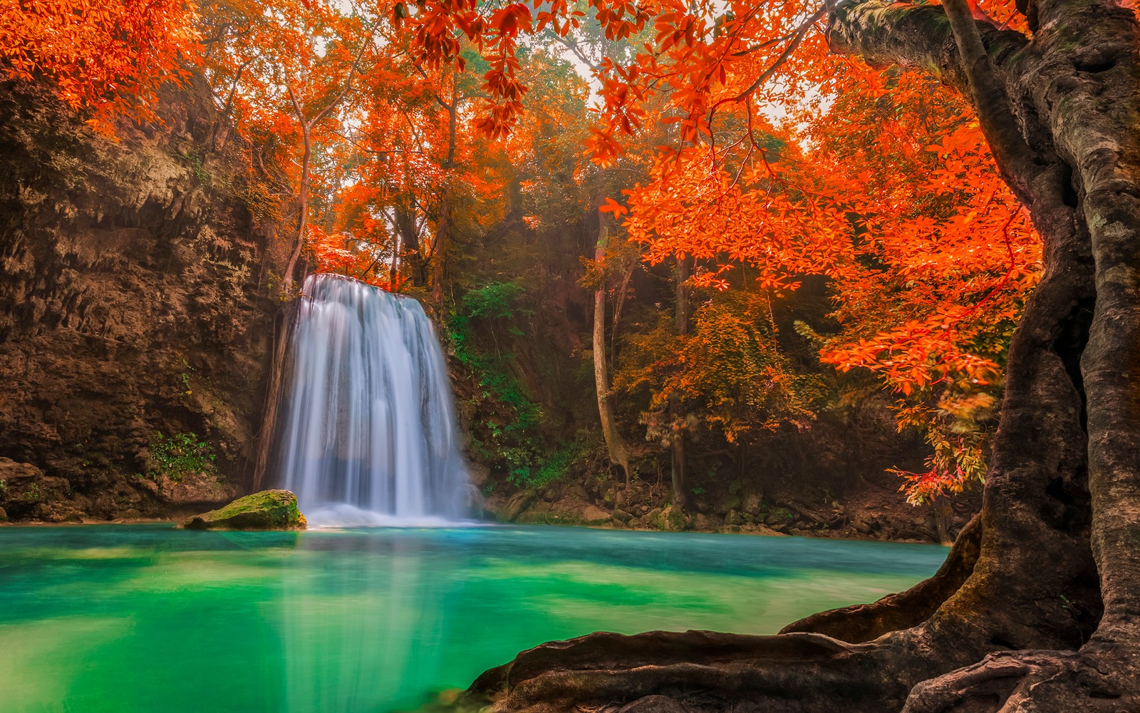 Une cascade au milieu d'une forêt avec des feuilles orange (la cascade, nature, plan deau, paysage naturel, eau)