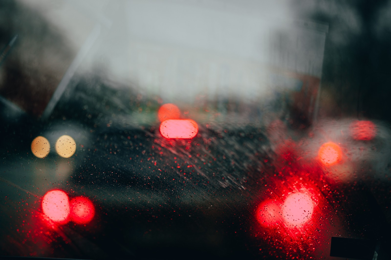 Arafed view of a car's windshield with red lights (light, glare, red, automotive lighting, night)