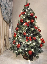 Árbol de Navidad elegante adornado con adornos rojos y lazos