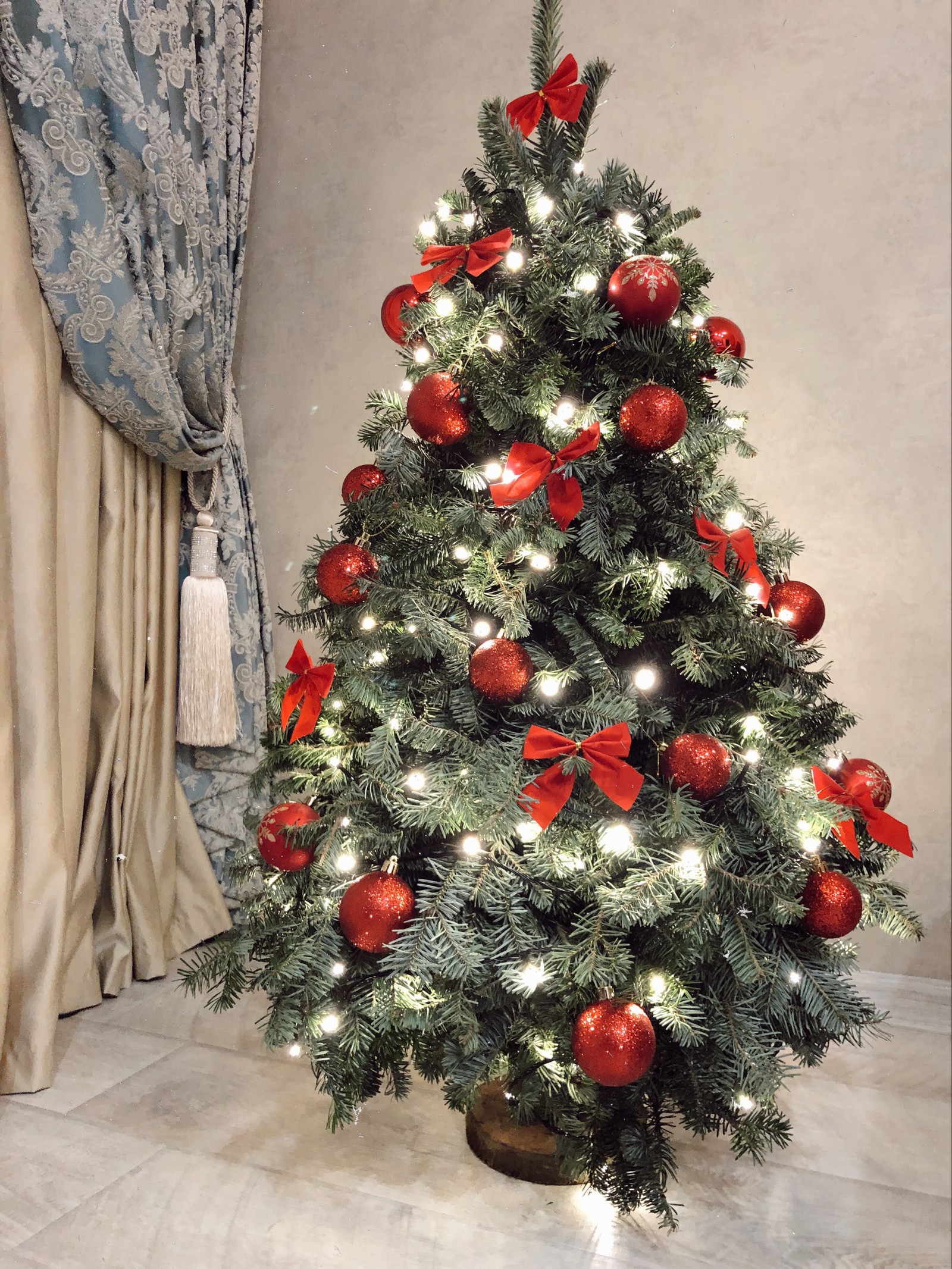 Il y a un petit sapin de noël avec des décorations rouges (sapin de noël, noël, épicéa, décoration de noël, design dintérieur)