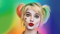 Harley Quinn mit lebhaften Haaren und einem verspielten Ausdruck vor einem bunten Hintergrund.