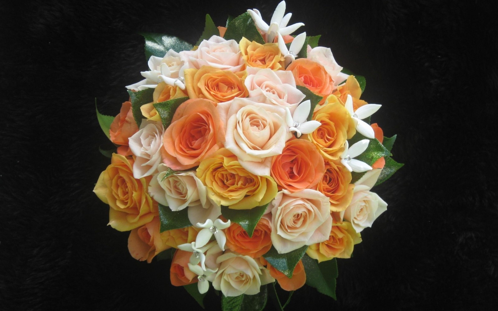 Il y a un bouquet de fleurs sur un fond noir (bouquet de fleurs, roses de jardin, jaune, fleurs coupées, orange)