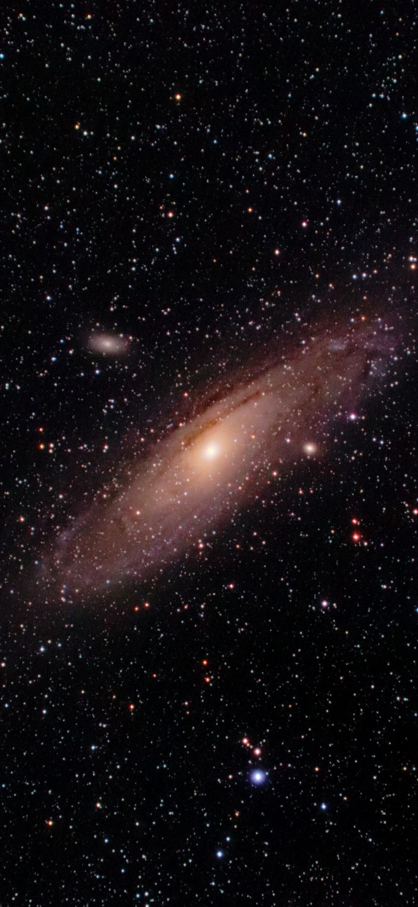 Abstraktes bild einer spiralgalaxie auf schwarzem hintergrund (andromedagalaxie, andromeda galaxy, milchstraße, astronomie, spiralgalaxie)