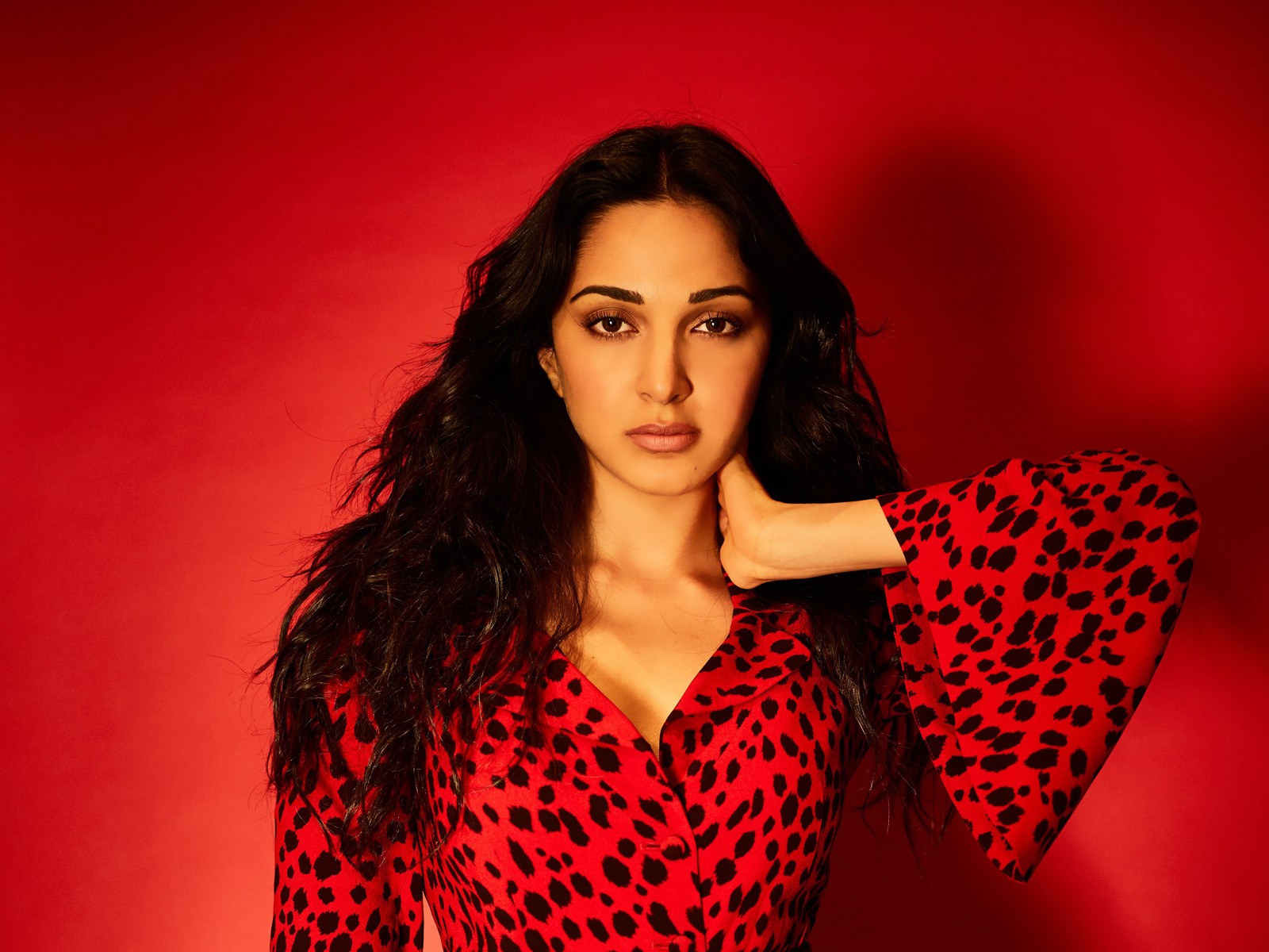 Una mujer árabe en un vestido rojo posando para una foto (kiara advani, rojo, actriz india, actriz de bollywood, fondo rojo)