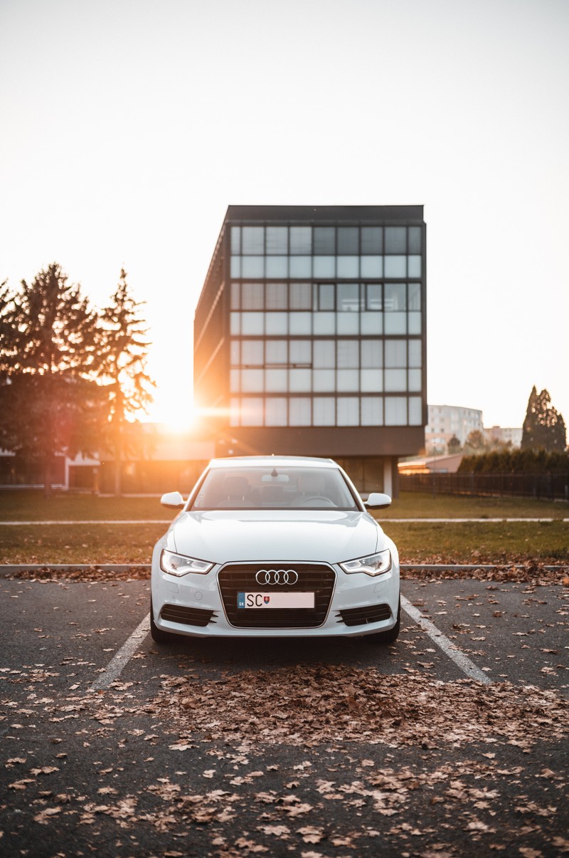 Арафед ауди, припаркованный на парковке с зданием на фоне (колесо, audi, обод, транспорт, автомобиль среднего размера)