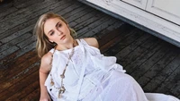 Sophie Turner em traje branco elegante: um momento cativante da sessão de fotos