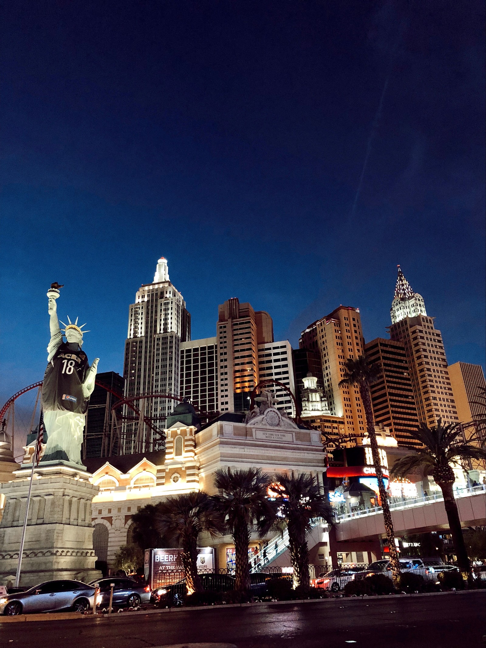 Vue aérienne d'une ville avec la statue de la liberté au centre (las vegas, états unis, usa, métropole, ville)