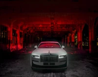 2022 Rolls Royce Black Badge Ghost em um ambiente urbano iluminado em vermelho