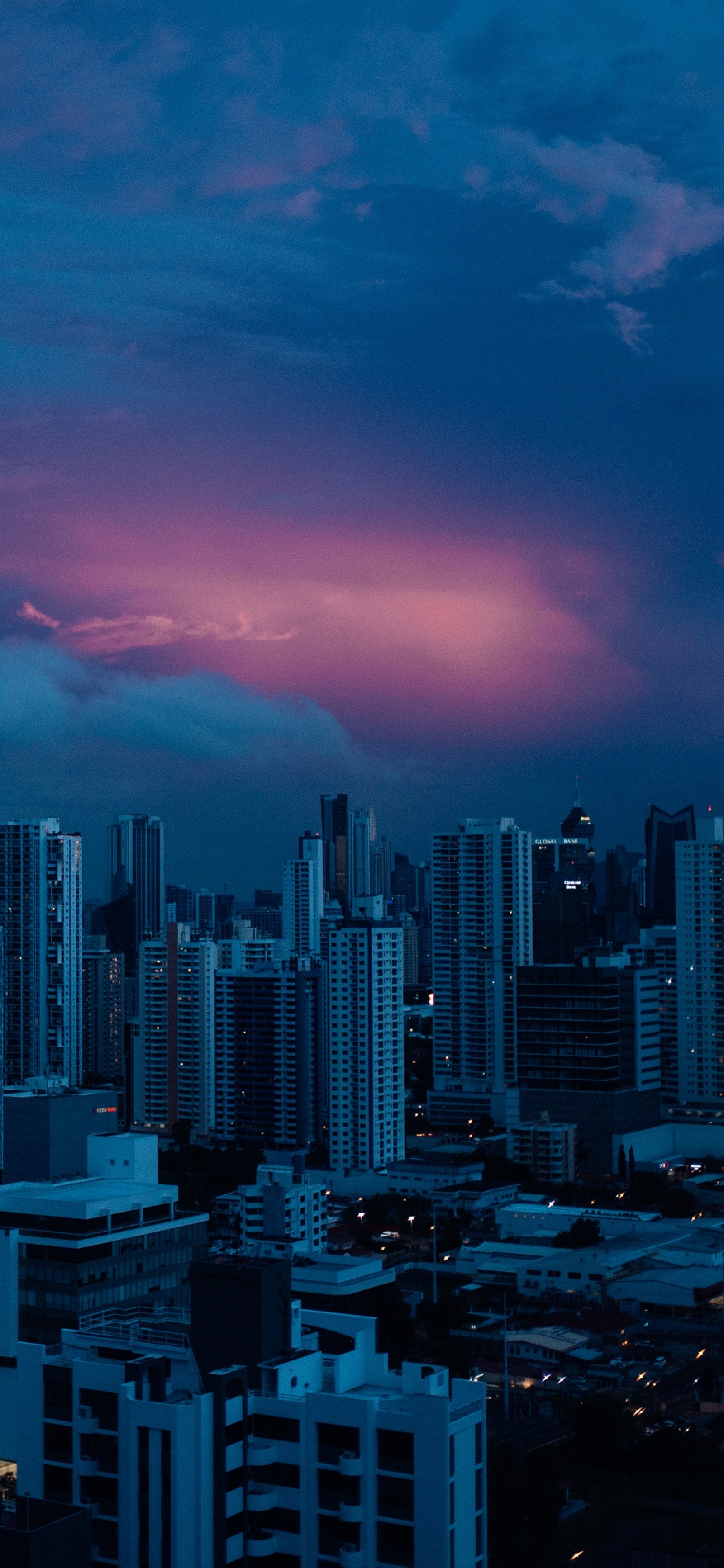 Paisaje de una ciudad al atardecer con un cielo rosa (paisaje urbano, rascacielos, edificio, arquitectura, nube)