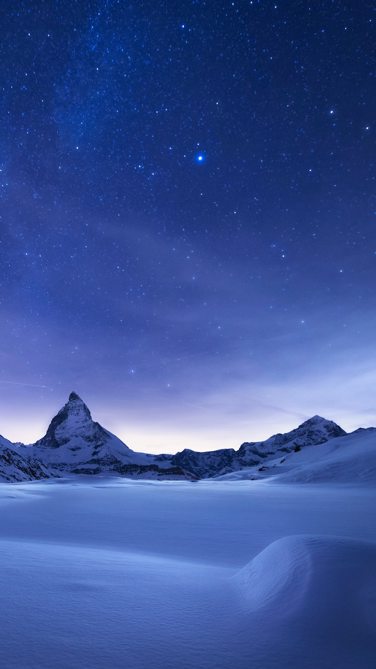 Céu estrelado sobre uma cordilheira nevada com um snowboarder solitário (android, natureza, atmosfera, azul, paisagem natural)