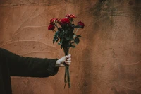 Bouquet elegante de rosas vermelhas contra um fundo texturizado