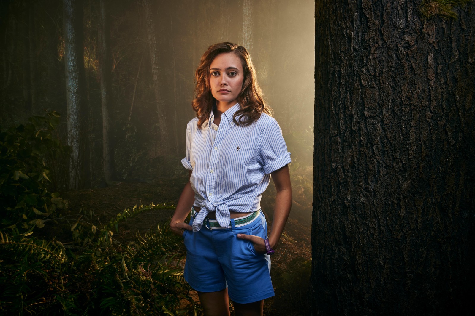 Une femme debout dans les bois avec les mains dans les poches (ella purnell, 5k, actrice anglaise, gens, fond décran 4k)