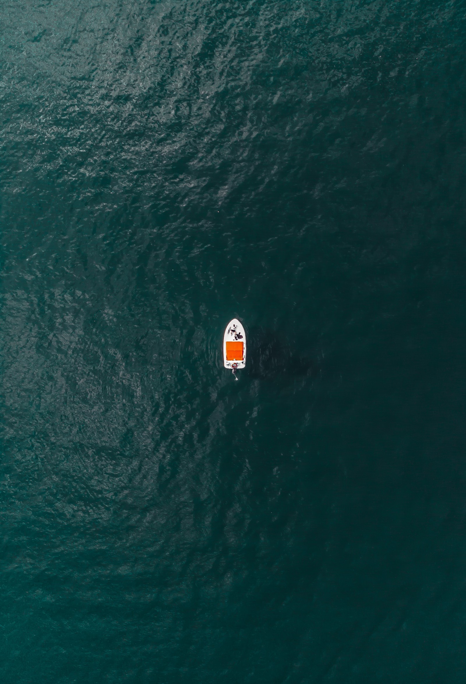 Un barco a vela en medio del océano con un barco rojo y blanco (onda de viento, vida, mar, ola, agua)