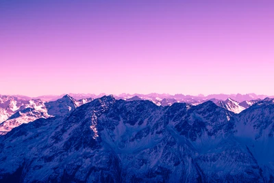 Majestueuses montagnes glaciaires couvertes de neige sous un ciel violet