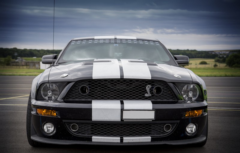 Крупный план черно-белого мустанга, припаркованного на стоянке (shelby mustang, ford gt, спортивный автомобиль, машина, маслкар)