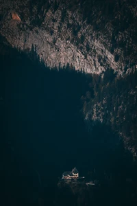 Refugio de montaña aislado abrazado por sombras