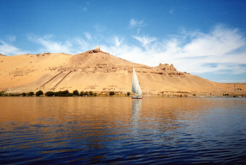 Парусная лодка на воде перед горой (луксор, luxor, нил, река, озеро)