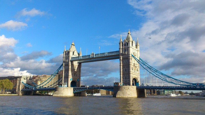 Мост, пересекающий ширину реки с лодкой в воде (лондонский мост, london bridge, небо, арочный мост, лондонская башня)